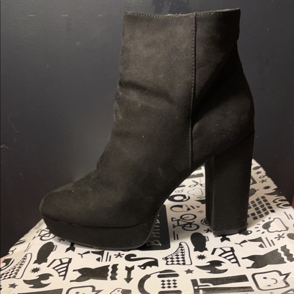 Black heeled boot